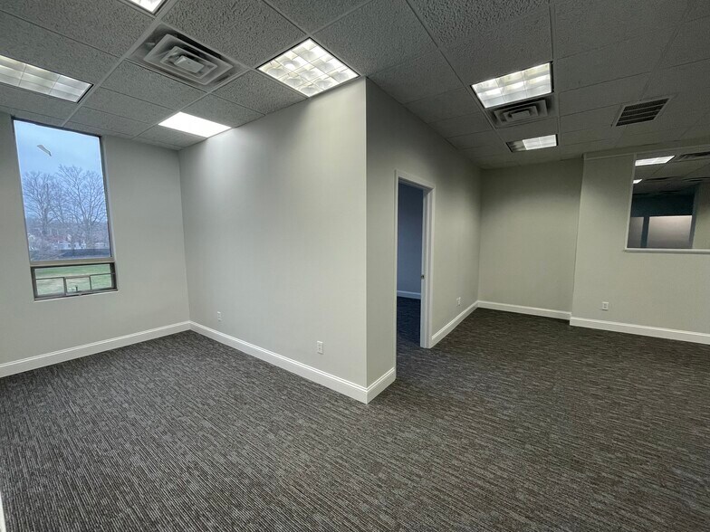 More Photos Of 80 Maple Ave, Smithtown Office For Lease