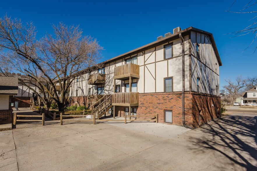 More Photos Of 401 E Avenue A, Hutchinson Apartments For Sale