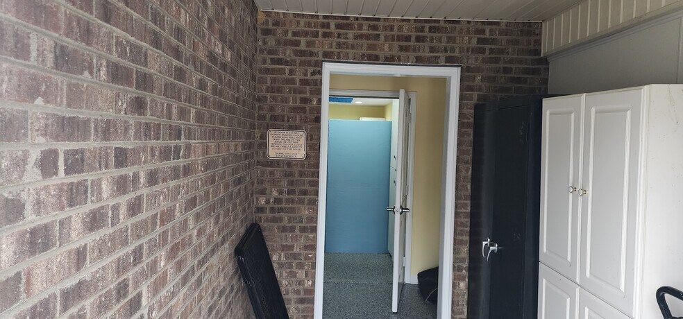 More Photos Of 4015 Fawnbrooke Dr, Indian Trail Veterinarian Kennel For Sale