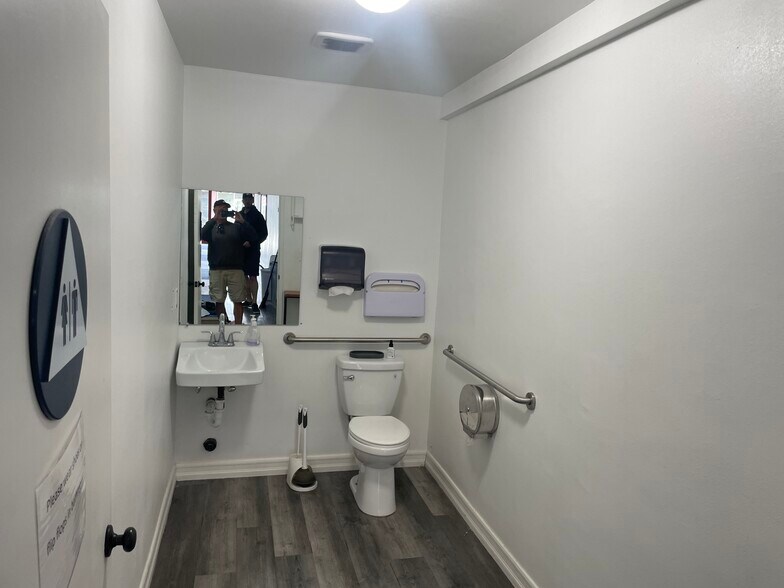 More Photos Of 2494-2498 E Main St, Ventura Storefront For Lease