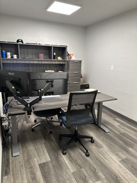 More Photos Of 4339 Centergate St, San Antonio Light Manufacturing For Lease