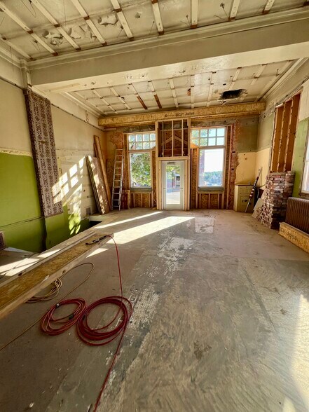 More Photos Of 201 Main St, Roundup Restaurant For Lease