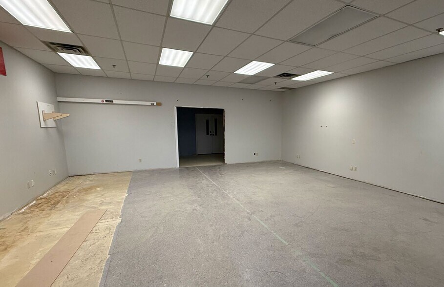 More Photos Of 188 Bunting Rd, St Catharines Light Distribution For Lease