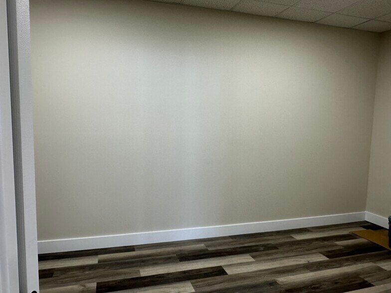 More Photos Of 423 W Broadway St, Bradley Office For Lease