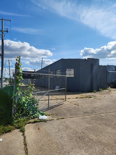 More Photos Of 13507 Auburn St, Detroit Industrial For Sale