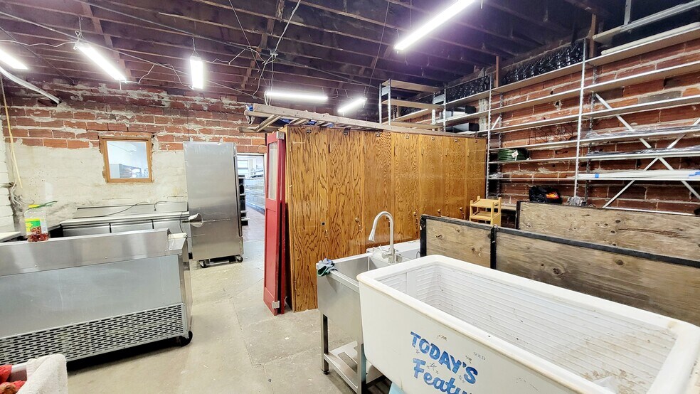 More Photos Of 239 N 3rd Ave, Stayton Convenience Store For Lease