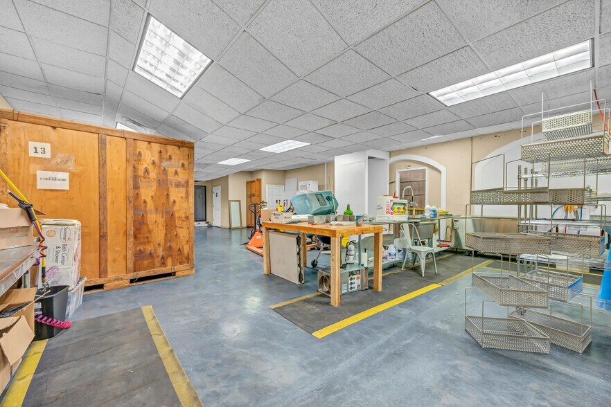 More Photos Of 2391 S Main St, Waterbury Showroom For Sale