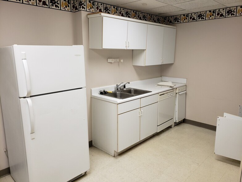 More Photos Of 495 Circle 85 St, College Park Warehouse For Lease