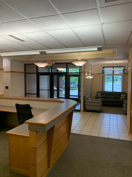 More Photos Of 905-909 S Taylor Dr, Sheboygan Office For Lease