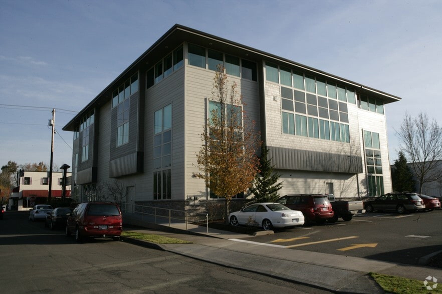 More Photos Of 925-935 Commercial St SE, Salem Medical For Lease