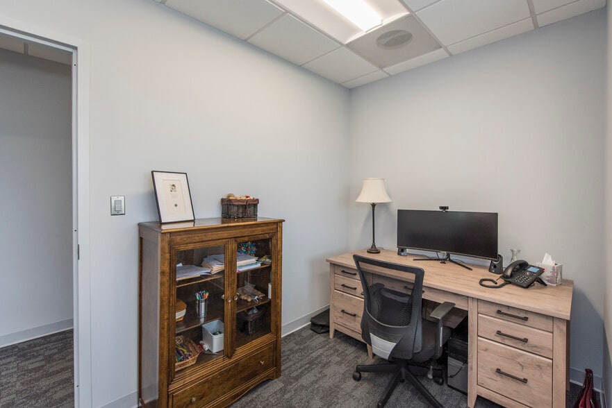 More Photos Of 450 Solomon Dr, Fredericksburg Office For Lease