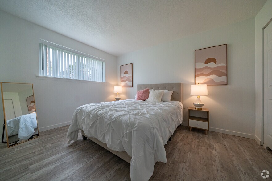 More Photos Of 902 N Charles St, Macomb Apartments For Sale