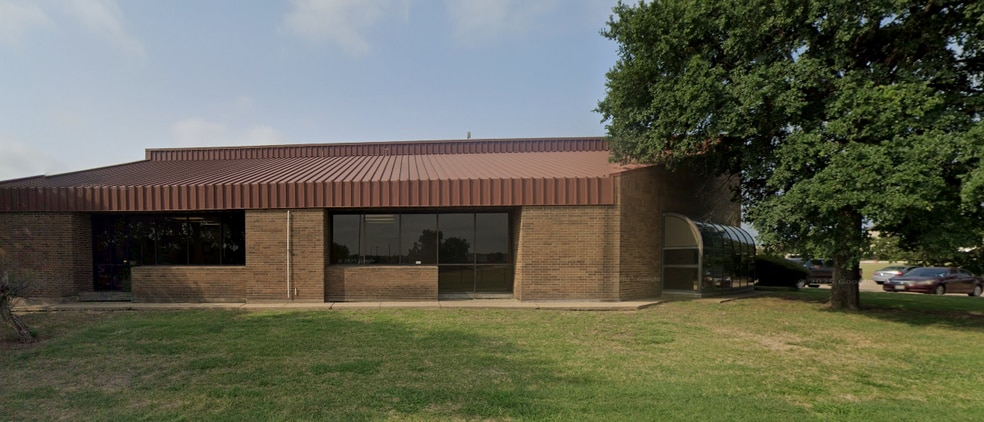 More Photos Of 817 Greenview Dr, Grand Prairie Showroom For Lease