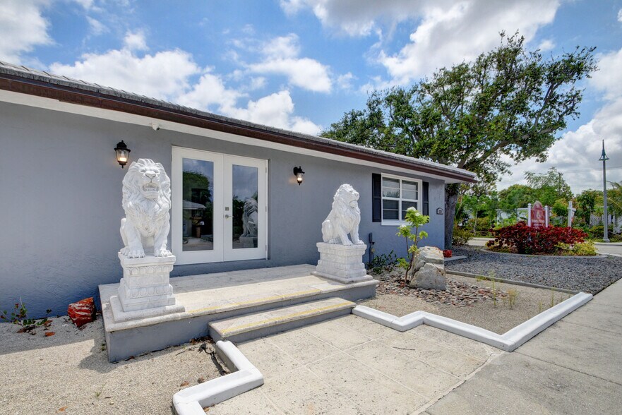 More Photos Of 830 N Federal Hwy, Lake Worth Office For Lease