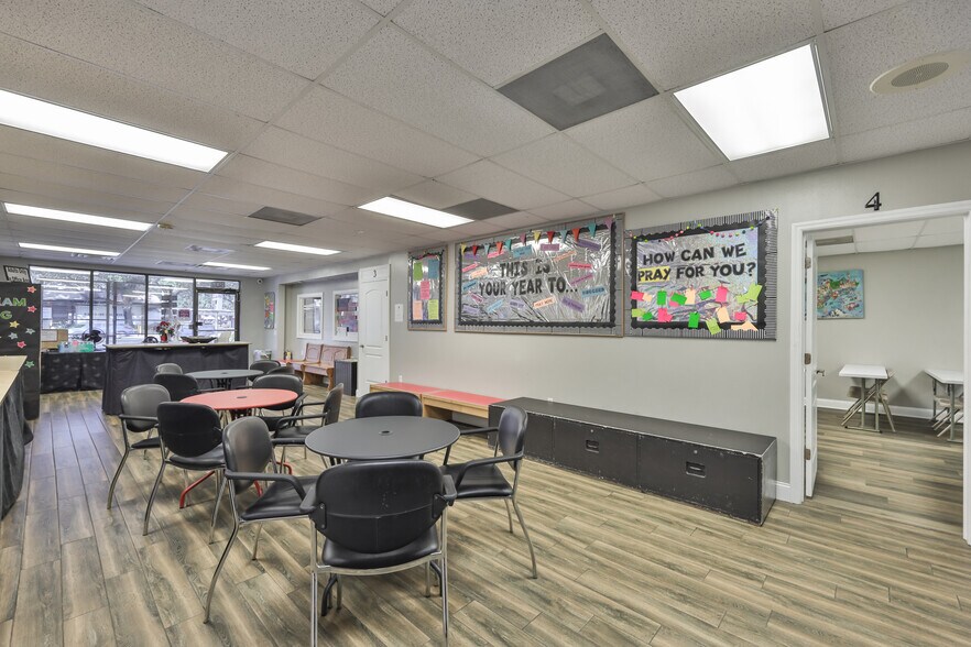 More Photos Of 307 S Parsons Ave, Brandon Storefront For Lease