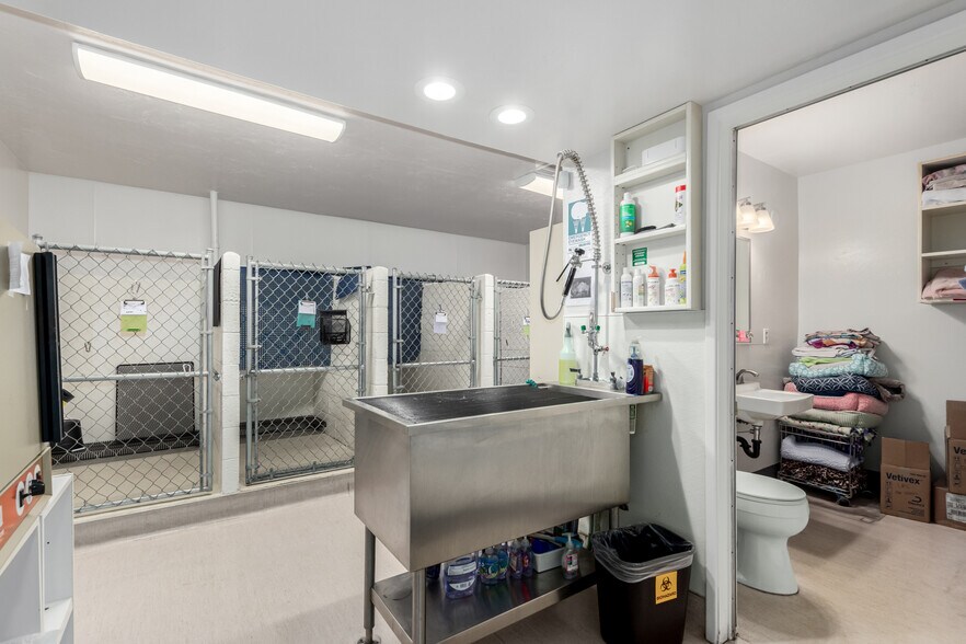 More Photos Of 20 W Dunlap Rd, Phoenix Veterinarian Kennel For Sale