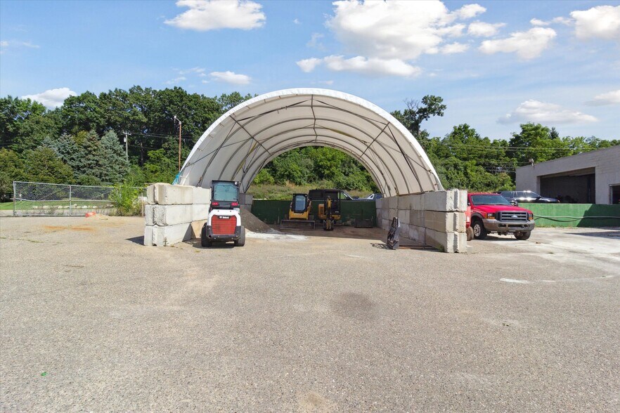 More Photos Of 4800 Joslyn Rd, Lake Orion Light Manufacturing For Sale