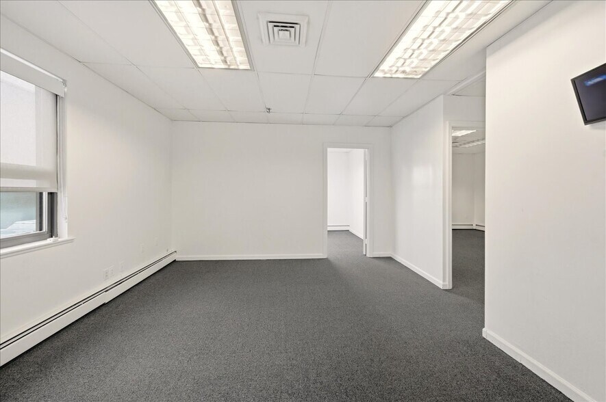 More Photos Of 20 North Ave, Larchmont Warehouse For Lease