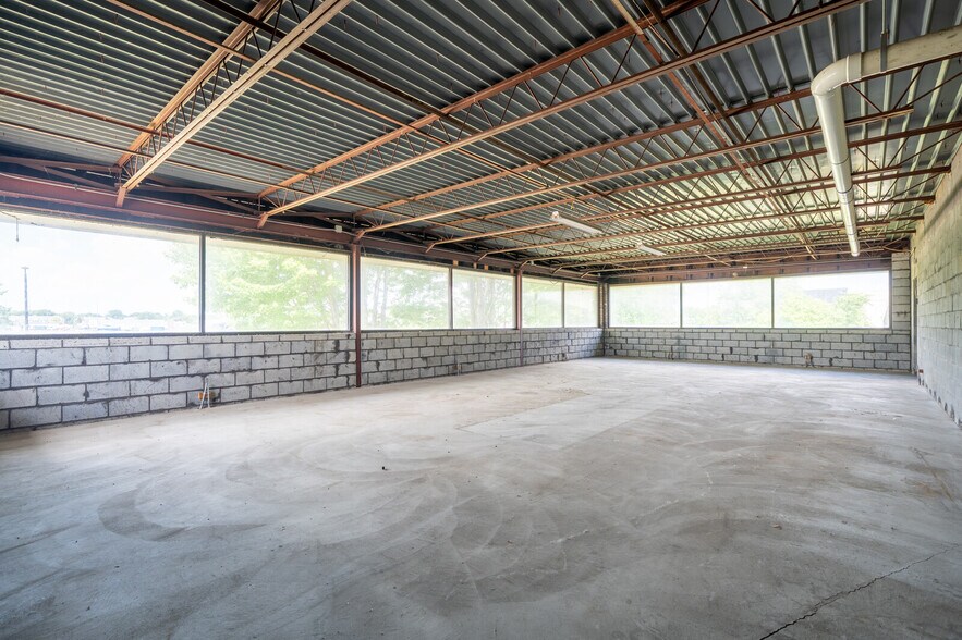 More Photos Of 42470 Executive Dr, Harrison Township Warehouse For Lease