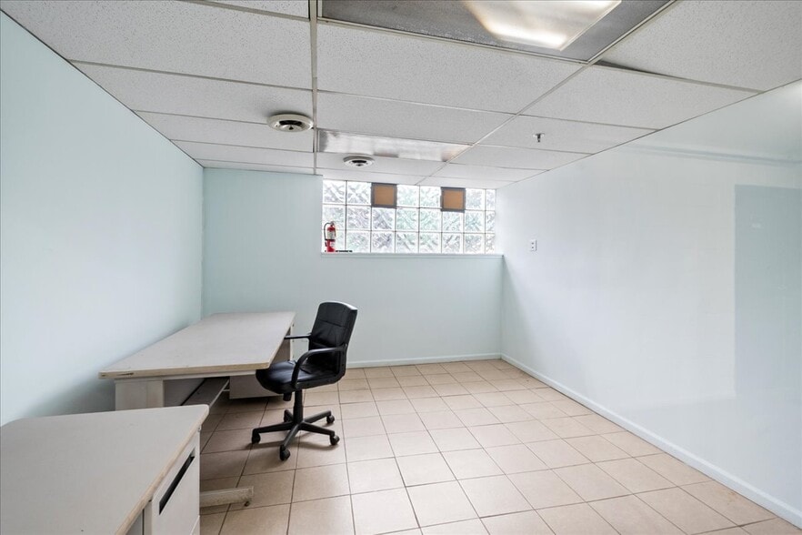 More Photos Of 310 W 162nd St, South Holland Manufacturing For Lease