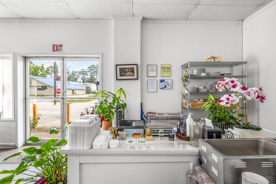 More Photos Of 697 W Cherry St, Jesup Restaurant For Sale