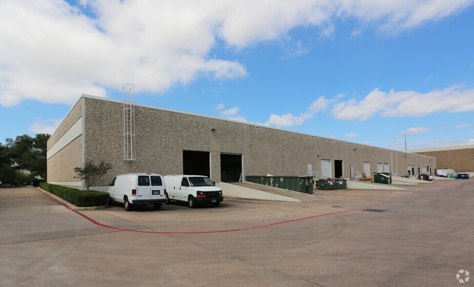 More Photos Of 2210 Denton Dr, Austin Light Distribution For Lease