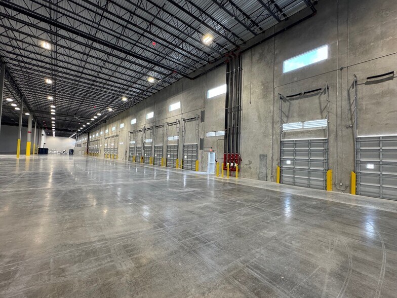 More Photos Of 21301 NW 47th Ave, Miami Gardens Warehouse For Lease