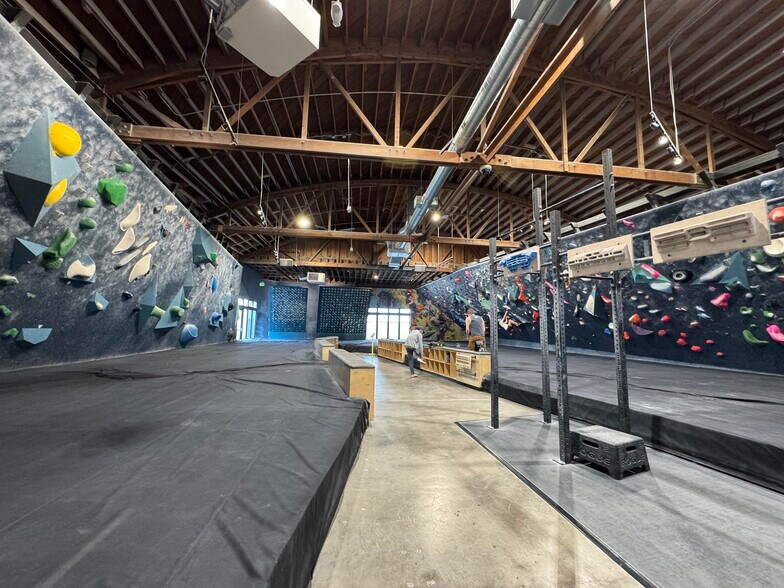 More Photos Of 3621-3625 Interlake Ave N, Seattle Warehouse For Sale