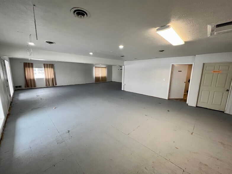 More Photos Of 40212 N Newport Hwy, Elk Warehouse For Sale