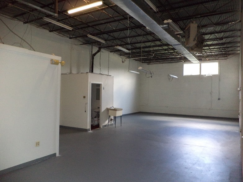 More Photos Of 4544 Beech Rd, Temple Hills Warehouse For Lease