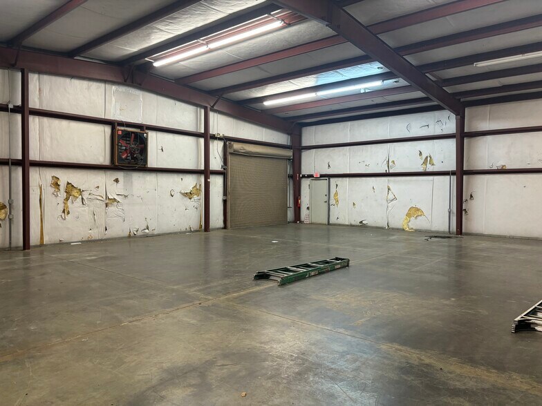 More Photos Of 150 Commerce Cir, Rainbow City Light Distribution For Lease