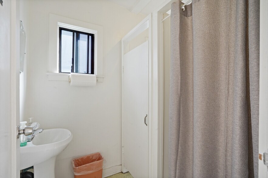 More Photos Of 317 W Palmer Ave, Glendale Religious Facility For Sale