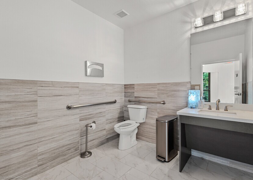 More Photos Of 1695 E Southlake Blvd, Southlake Freestanding For Lease