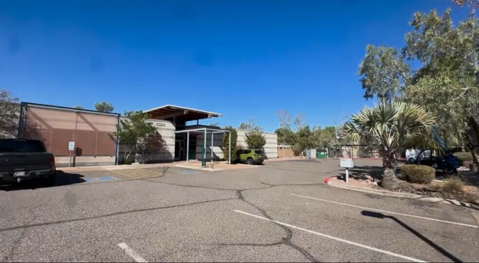 More Photos Of 8028 W Thunderbird Rd, Peoria Veterinarian Kennel For Lease