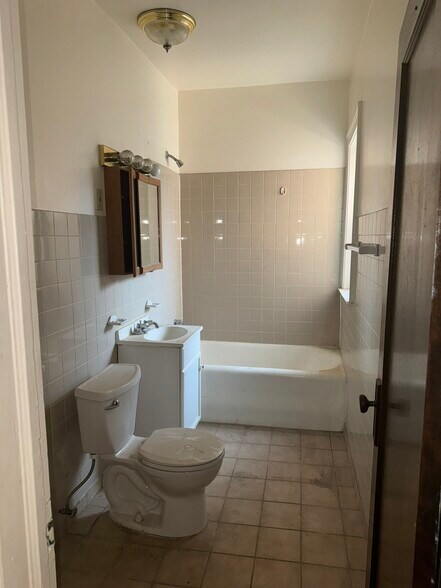 More Photos Of 7530 S Phillips Ave, Chicago Apartments For Sale
