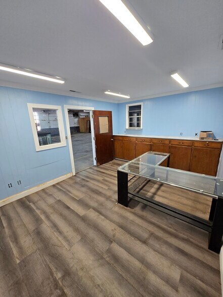 More Photos Of 121 Brooklyn Ave, Anderson Warehouse For Sale