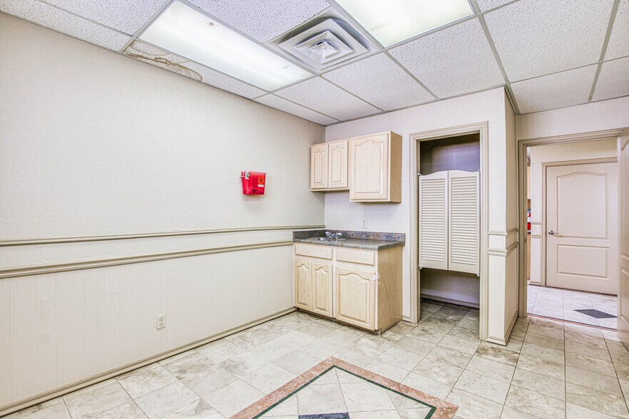 More Photos Of 361 Vinton Rd, Anthony Medical For Lease