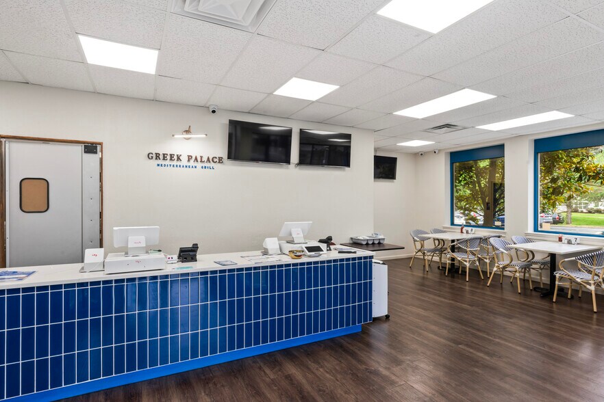 More Photos Of 322-323 W Lee Hwy, Warrenton Freestanding For Lease