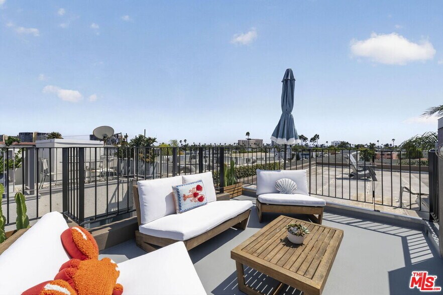 More Photos Of 2120 Narcissus Ct, Venice Office For Sale