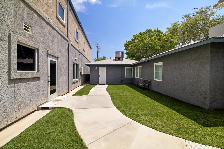 More Photos Of 44339 Beech Ave, Lancaster Schools For Lease