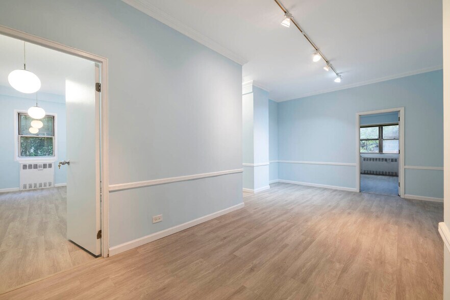 More Photos Of 30 W 60th St, New York Apartments For Sale