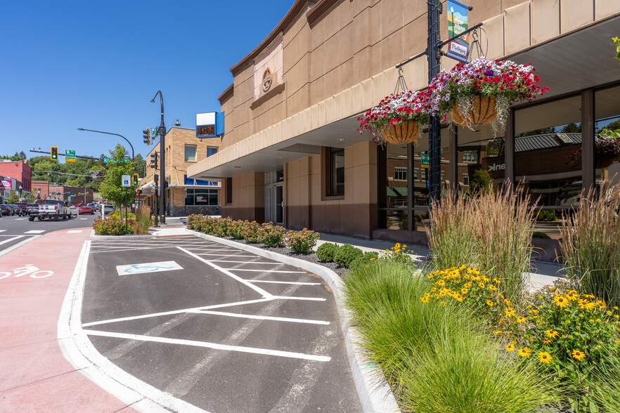 More Photos Of 300 E Main St, Pullman Bank For Sale