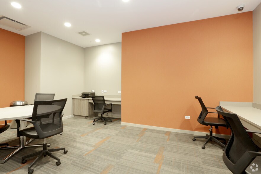 More Photos Of 558 W Webster Ave, Chicago Apartments For Lease