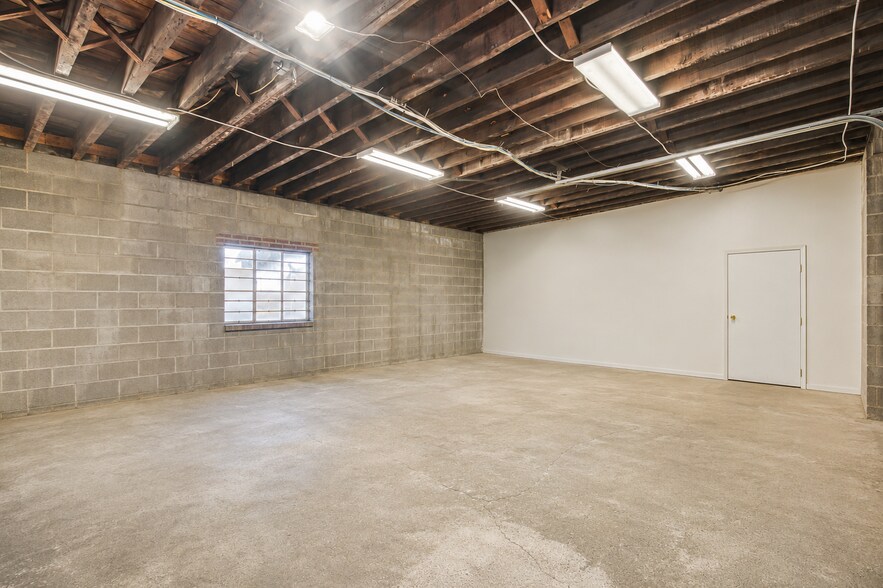 More Photos Of 152 Railroad St, Huntington Warehouse For Sale