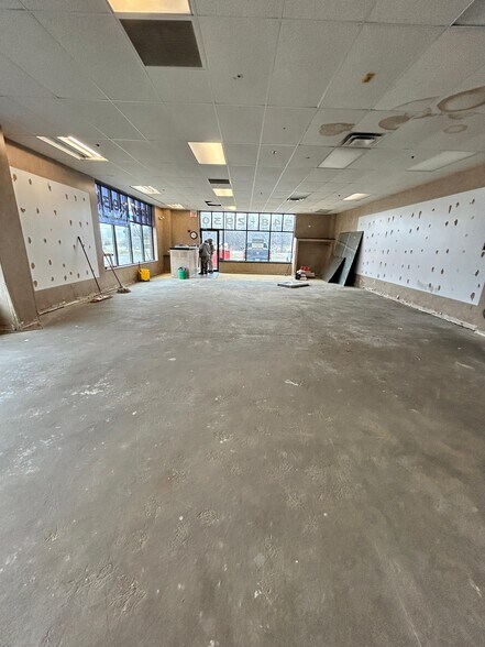 More Photos Of 572 Weston Ridge Dr, Naperville Freestanding For Lease