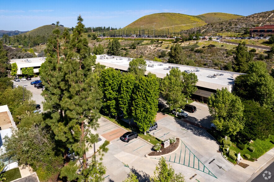 More Photos Of 5743 Corsa Ave, Westlake Village Office For Lease