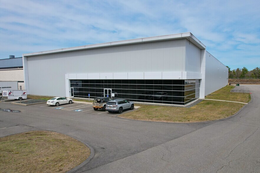 More Photos Of 260 Kenneth Welch Dr, Lakeville Warehouse For Lease