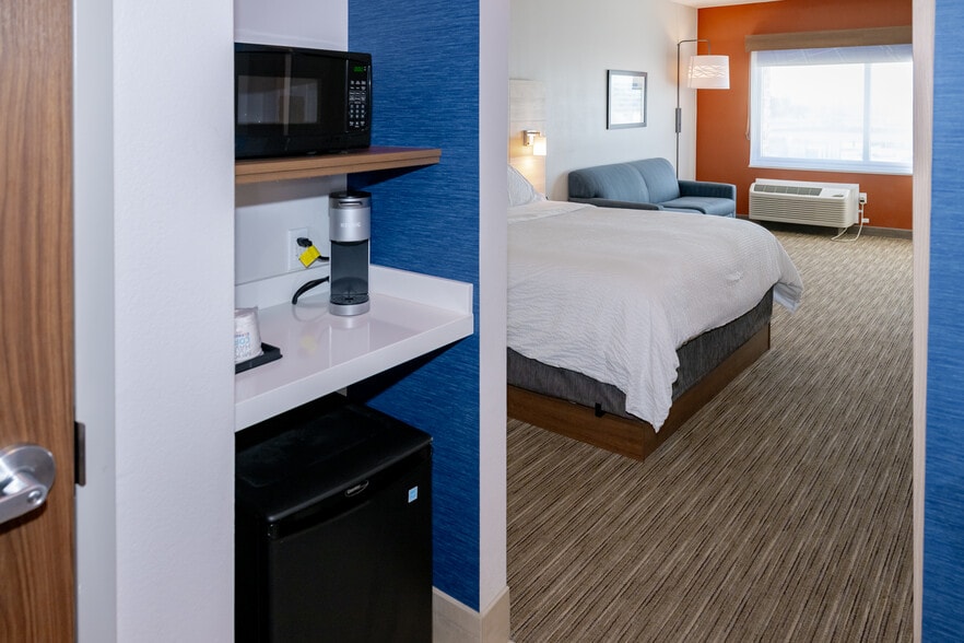 More Photos Of 650 W Wells St, Blythe Hotel For Sale