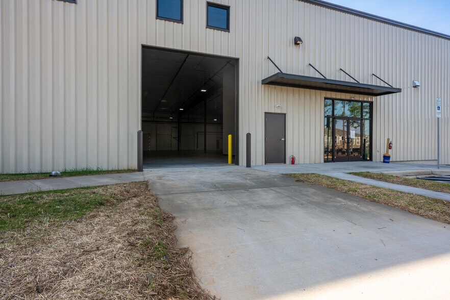 More Photos Of 717 Brigham Rd, Greensboro Flex For Lease