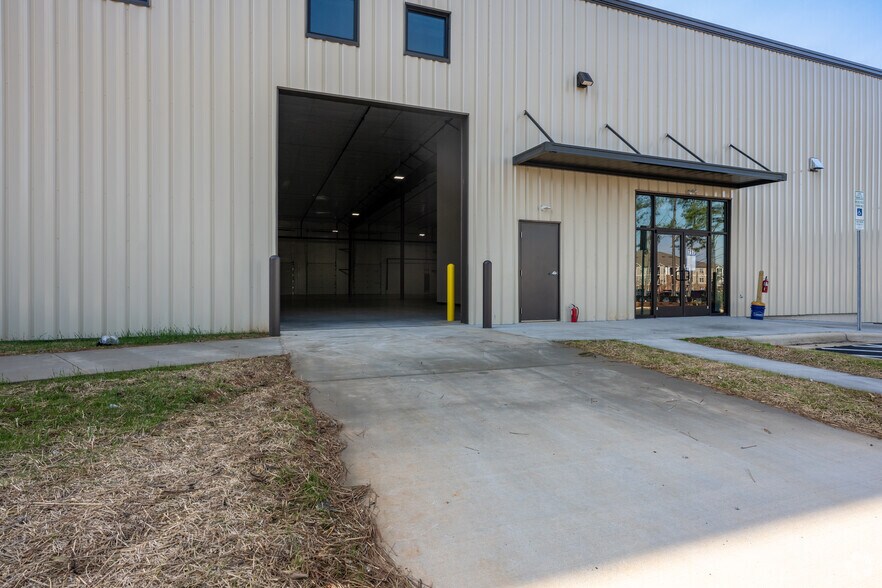 More Photos Of 717 Brigham Rd, Greensboro Flex For Lease
